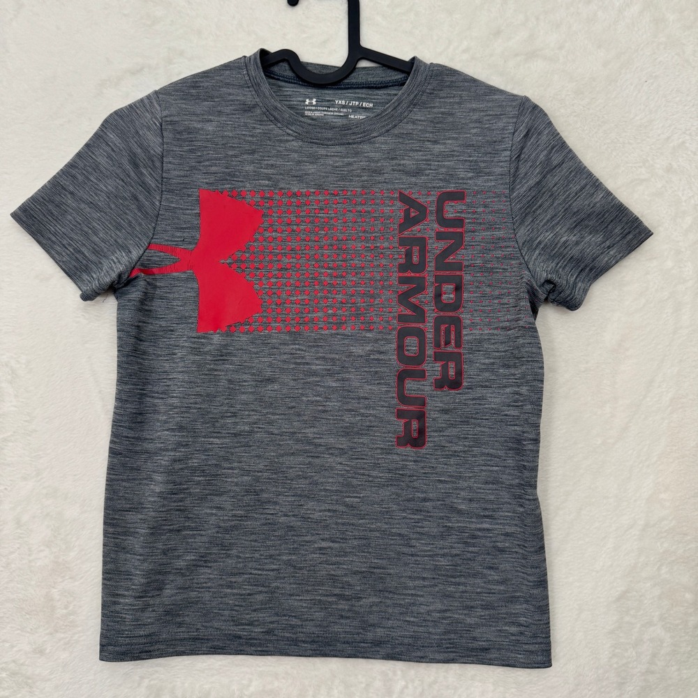 Under Armour T-Shirt Boys YXS Grey HeatGear Red Logo Short Sleeve Loose‎